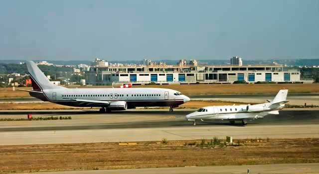 The airport has one Terminal, divided in 4 modules A-B-C-D.