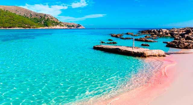 És l'únic aeroport que dona servei a Mallorca, a les illes Balears.