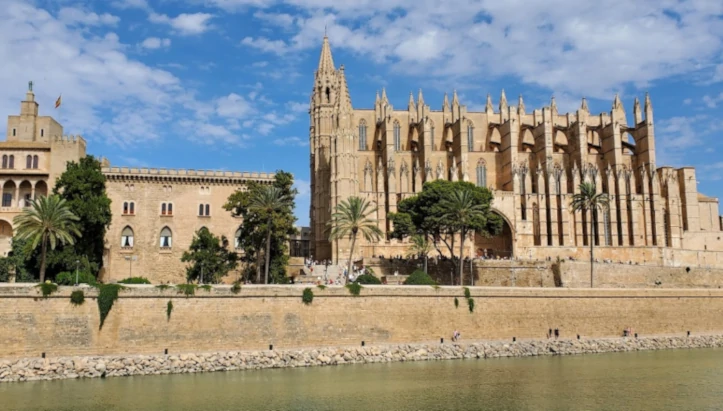 L'Aeroport de Palma de Mallorca està ubicat 8 km a l'est de Palma.